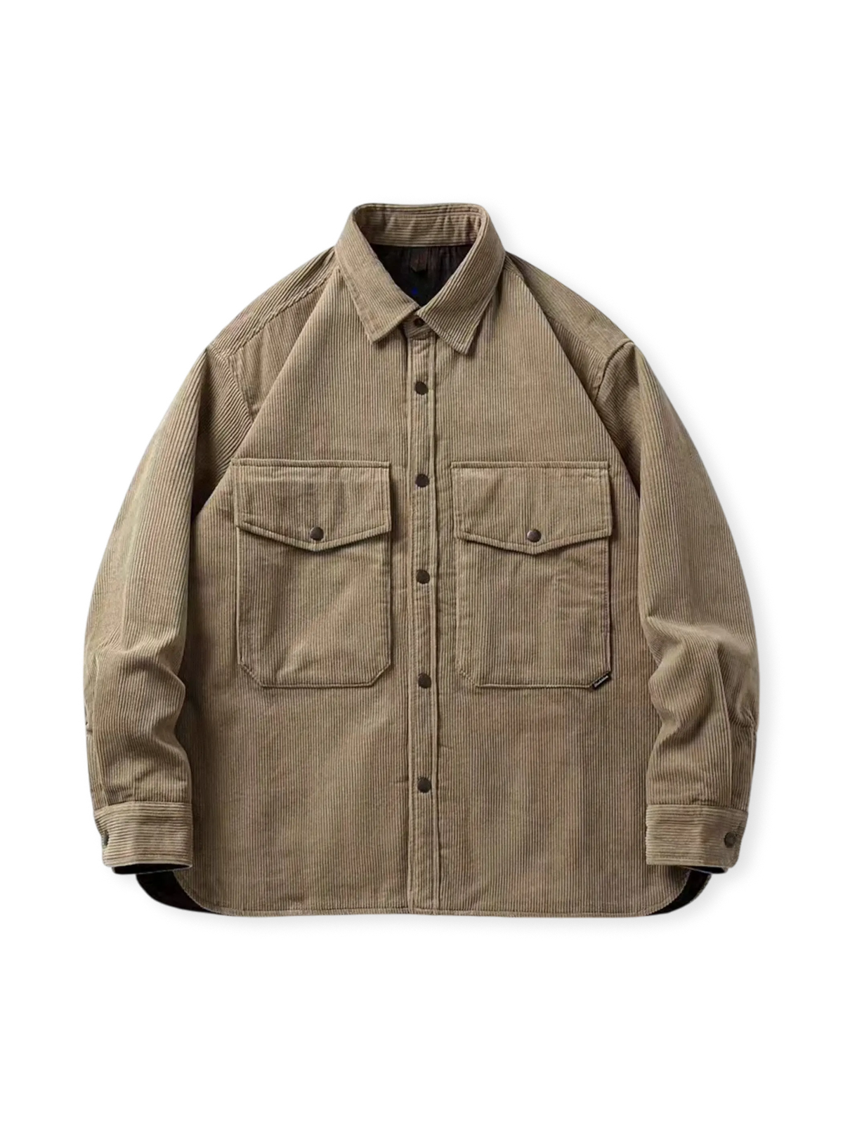粗目ウェールのコーデュロイ生地を使用したシャツジャケット。フラップポケットと薄手の詰め物が特徴のヴィンテージ風デザイン。