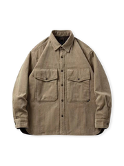 粗目ウェールのコーデュロイ生地を使用したシャツジャケット。フラップポケットと薄手の詰め物が特徴のヴィンテージ風デザイン。