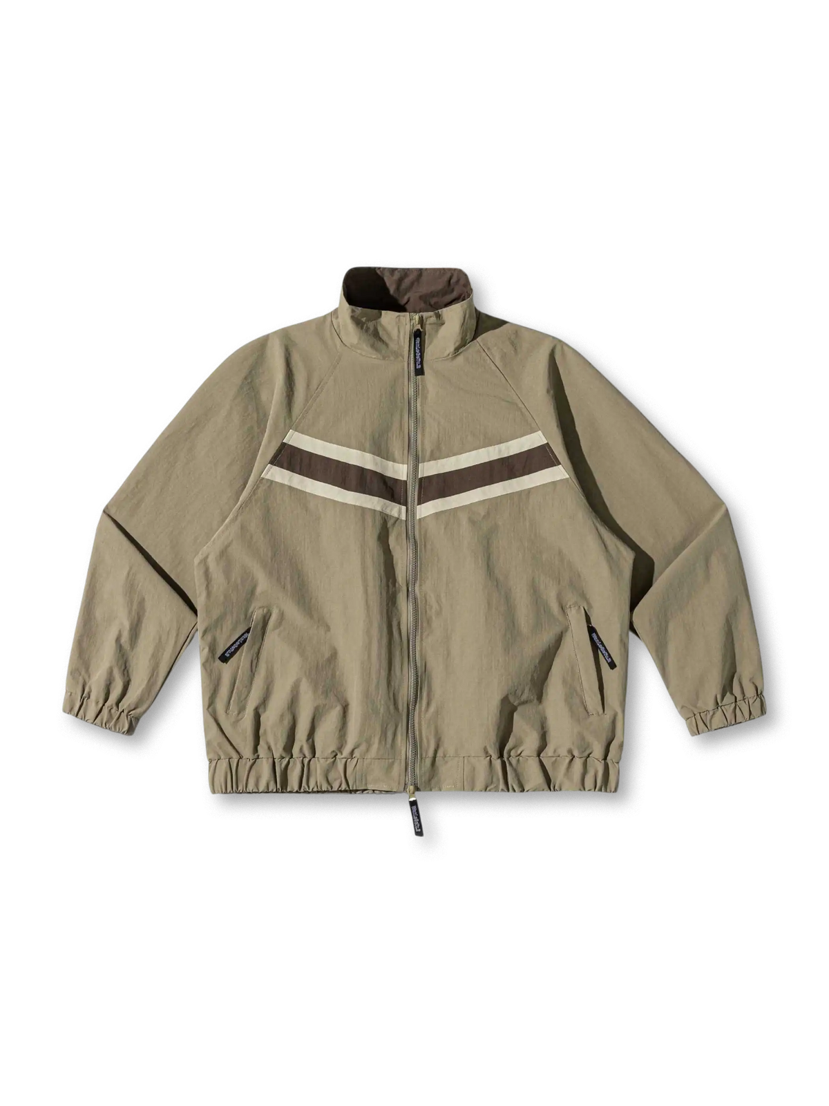 撥水コーティングと配色ラインが特徴の軽量防雨・防風ジャケット。ドローコードとファスナーポケット