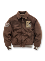 「K」タオル刺繍とコブラ刺繍が特徴の空軍風ウール混ベースボールジャケット。