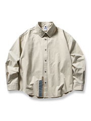 酵素洗い加工を施した100%コットンの切り替えストライプシャツ。柔らかな風合いとルーズフィットシルエットが特徴。