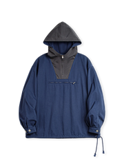 旧式軍服をモチーフにしたプルオーバーフードと台形カラーブロックが特徴のデッキジャケット。実用的なジッパーポケットや調節可能な袖口付き。