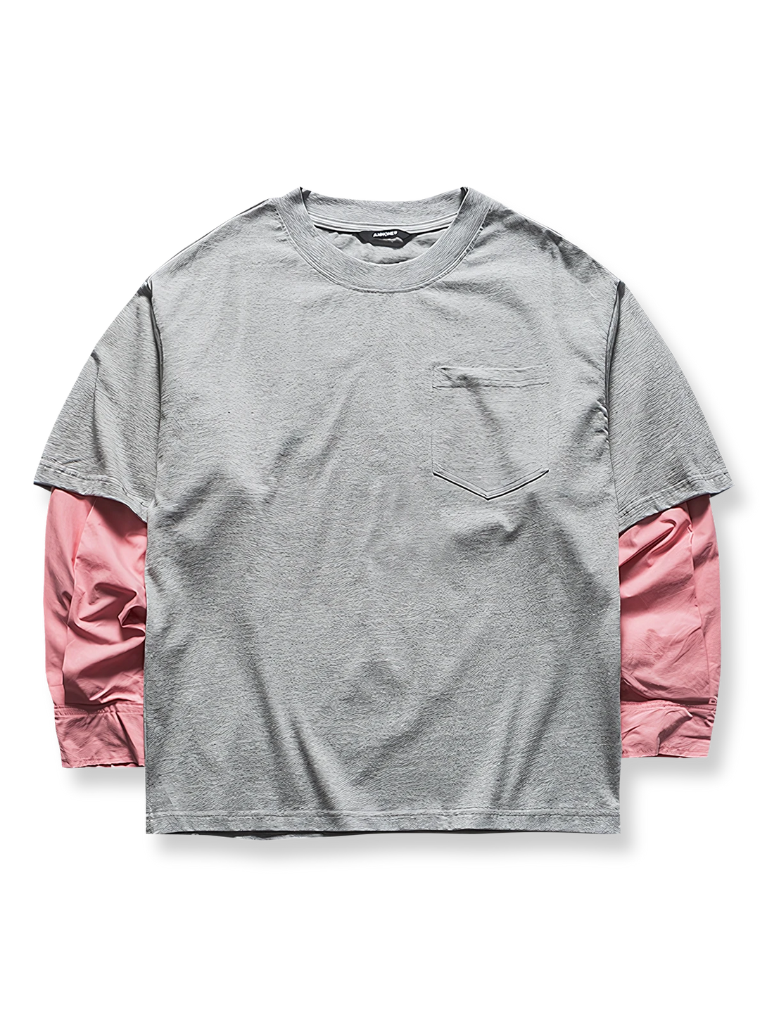 配色切り替えとレイヤード風デザインを施したクルーネックTシャツ。ゆったりシルエットと袖の切り替えが特徴。