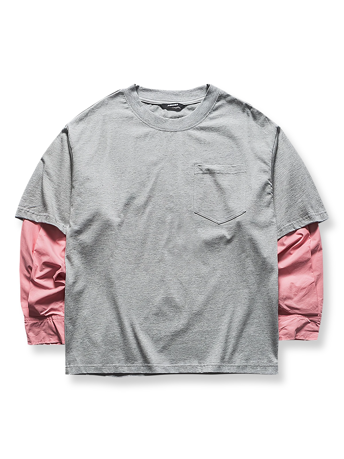 配色切り替えとレイヤード風デザインを施したクルーネックTシャツ。ゆったりシルエットと袖の切り替えが特徴。