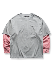 配色切り替えとレイヤード風デザインを施したクルーネックTシャツ。ゆったりシルエットと袖の切り替えが特徴。