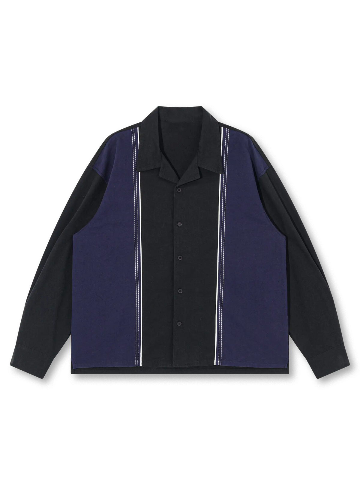 ブラックとネイビーの切替パネルが特徴の肉厚コットンキューバシャツ、白ステッチラインがアクセント