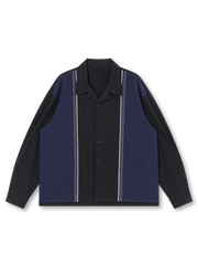 ブラックとネイビーの切替パネルが特徴の肉厚コットンキューバシャツ、白ステッチラインがアクセント