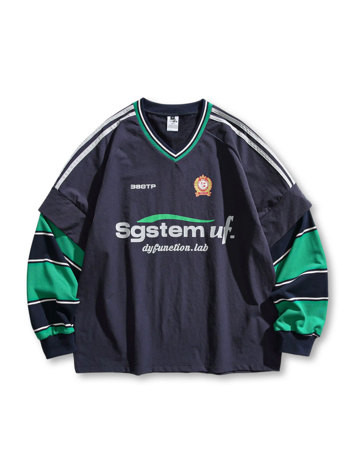 ラグラン切り替えと配色袖が特徴のフェイクレイヤードスポーツスウェット。軽量ストレッチ素材使用