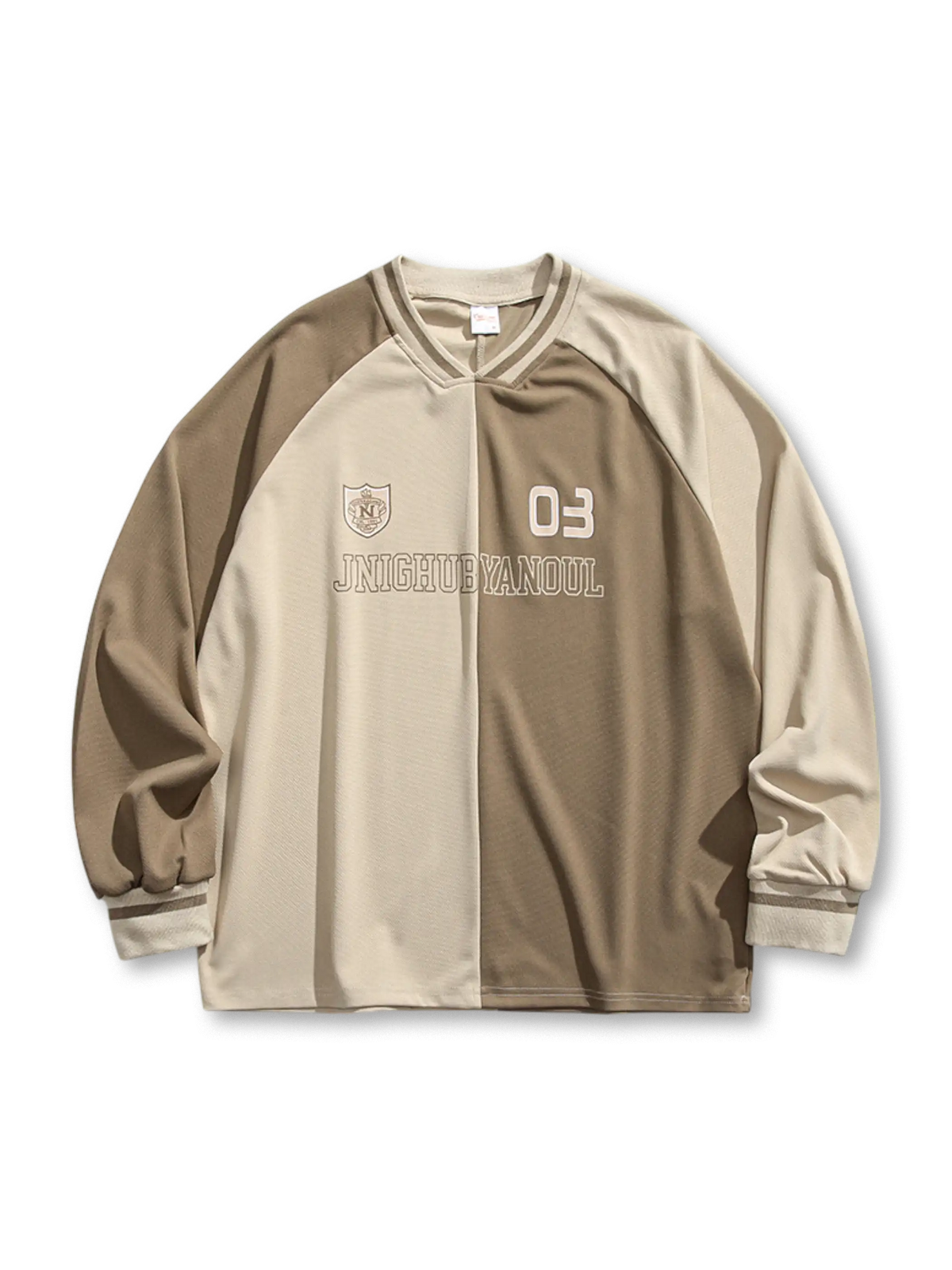 配色切り替えとロゴが特徴の軽量伸縮素材スウェット。Vネックで首元すっきり、多用途に活躍。