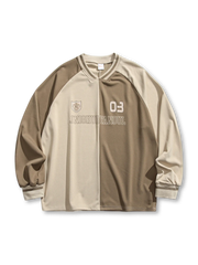 配色切り替えとロゴが特徴の軽量伸縮素材スウェット。Vネックで首元すっきり、多用途に活躍。