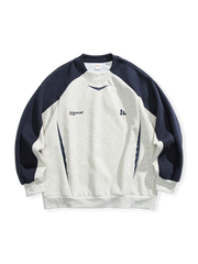 20世紀中期アメリカンワークウェア風のカラーブロックスウェット。スポーティな肩・袖デザインが特徴。