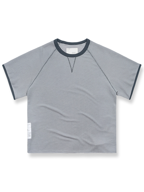 ワッフル編みと配色パイピングが特徴のショートスリーブTシャツ。