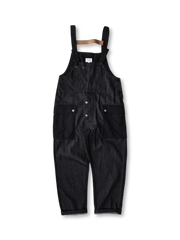  配色切り替えと多機能ポケットが特徴のコットンワークオーバーオール