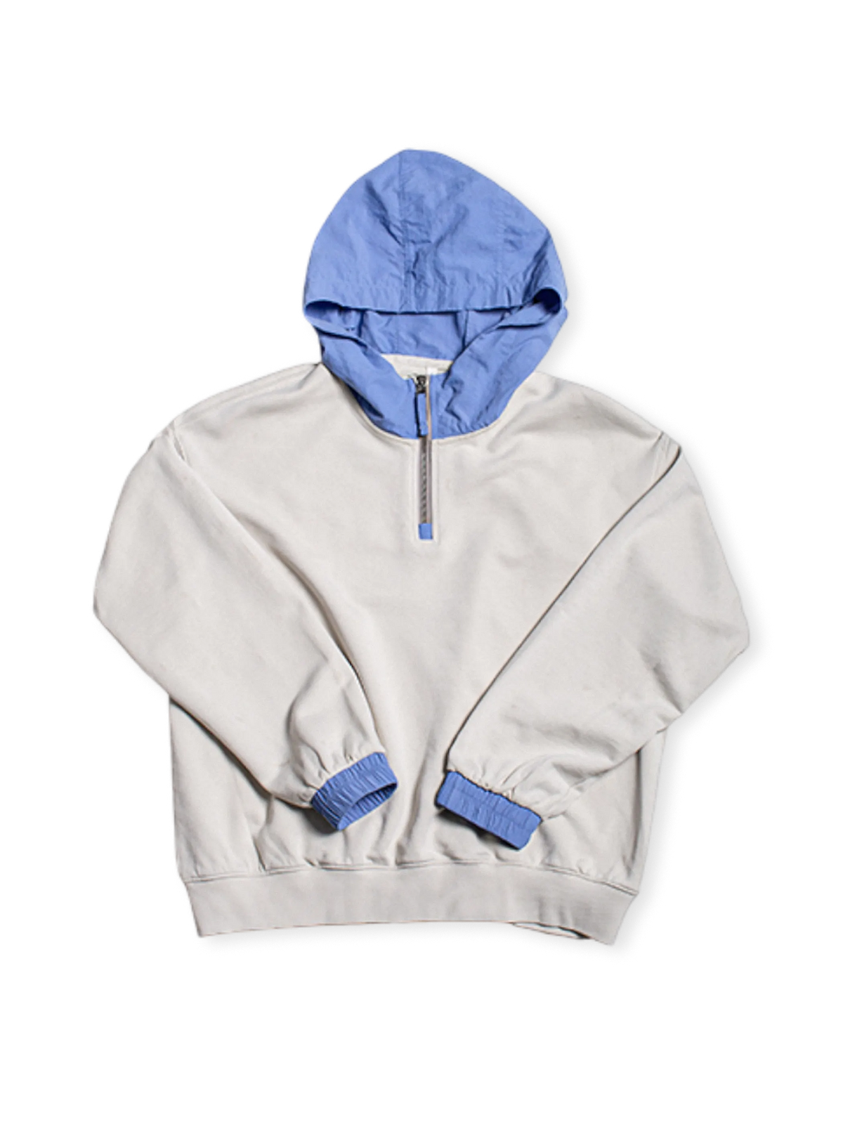 綿ループワイヤーとナイロングリッド生地のカラーコンビネーションが特徴のハーフジップパーカ。耐久性と保温性付き。