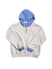 綿ループワイヤーとナイロングリッド生地のカラーコンビネーションが特徴のハーフジップパーカ。耐久性と保温性付き。