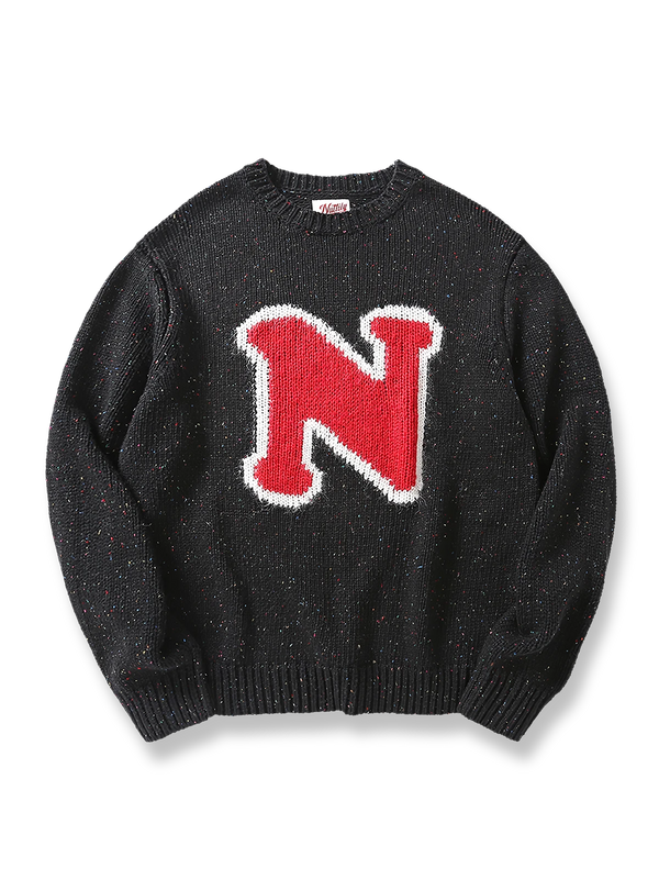 カラーネップウール混紡素材のスクール風ニットセーター。赤い「N」刺繍とリブ編みが特徴。