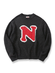 カラーネップウール混紡素材のスクール風ニットセーター。赤い「N」刺繍とリブ編みが特徴。