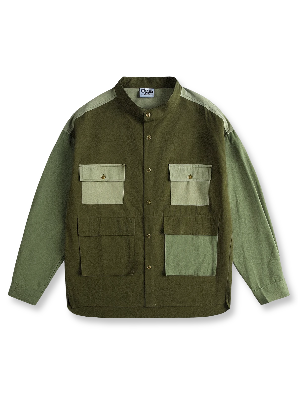 カラーブロックと多ポケットが特徴の快適なワークシャツ。スタンドカラーがアクセントのモダンデザイン。