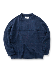 カラードットケーブル編みが特徴のウール混紡セーター。