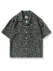 カラフルなリーフ柄とキューバ襟が特徴の軽量ポリエステル製ルーズフィットアロハシャツ