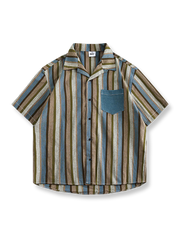 カラフルなストライプが特徴のリラックスフィット半袖シャツ。