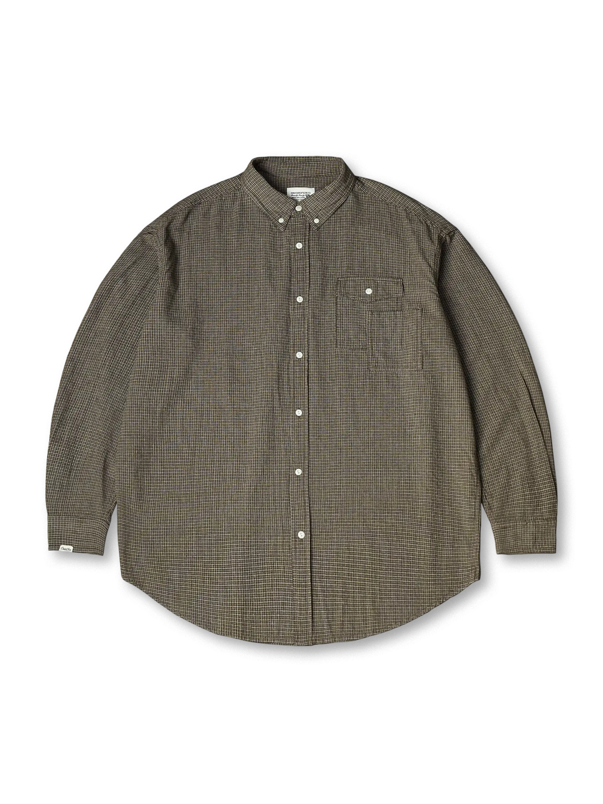 独特なパッチポケットがアクセントの100%コットンチェックシャツ。ルーズフィットで多用途に活躍する一着。