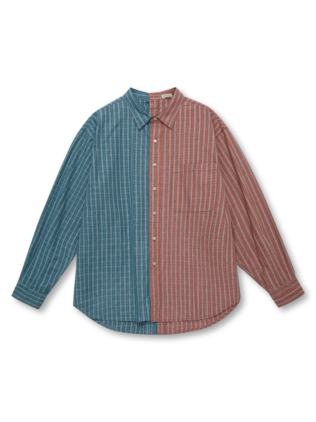 左右異なるチェック柄をパッチワーク風に組み合わせたリバーシブル仕様のヴィンテージシャツ。オープンカラーとゆったりしたボックスシルエットが特徴で、快適な着心地と多彩なコーディネートに対応。