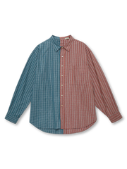 左右異なるチェック柄をパッチワーク風に組み合わせたリバーシブル仕様のヴィンテージシャツ。オープンカラーとゆったりしたボックスシルエットが特徴で、快適な着心地と多彩なコーディネートに対応。