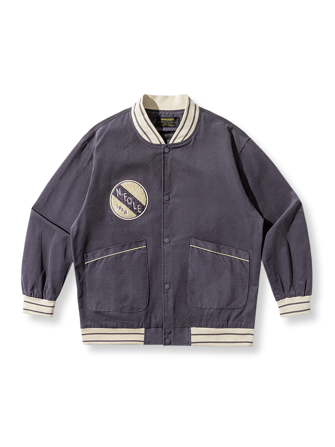 フロント刺繍と背面ワッペンが特徴のコンビカラーベースボールジャケット。