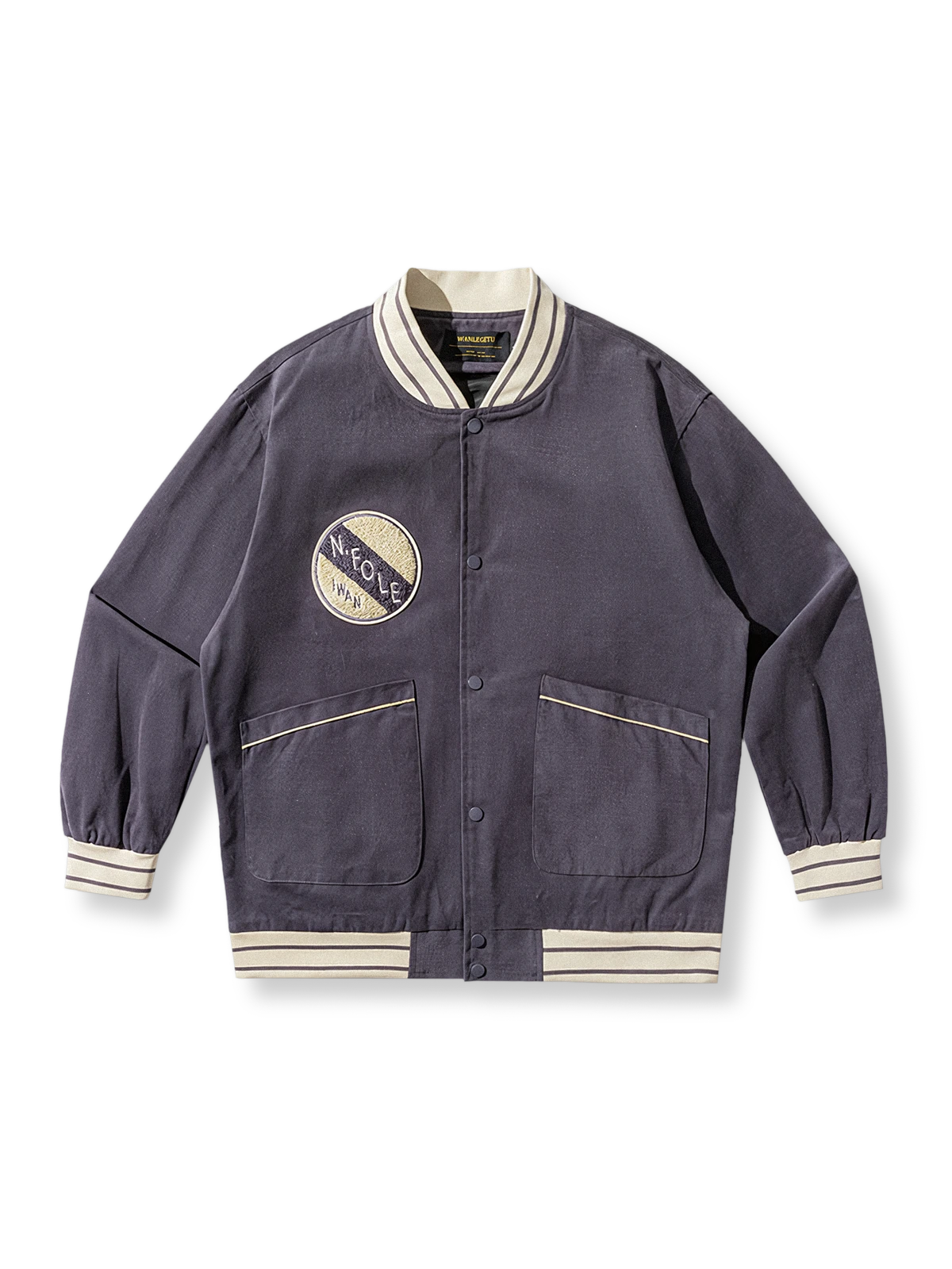 フロント刺繍と背面ワッペンが特徴のコンビカラーベースボールジャケット。