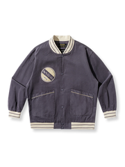 フロント刺繍と背面ワッペンが特徴のコンビカラーベースボールジャケット。