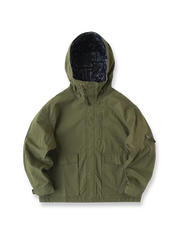 通勤用トレンチジャケットの全体正面画像、チェック柄生地と多機能ポケットのディテール。