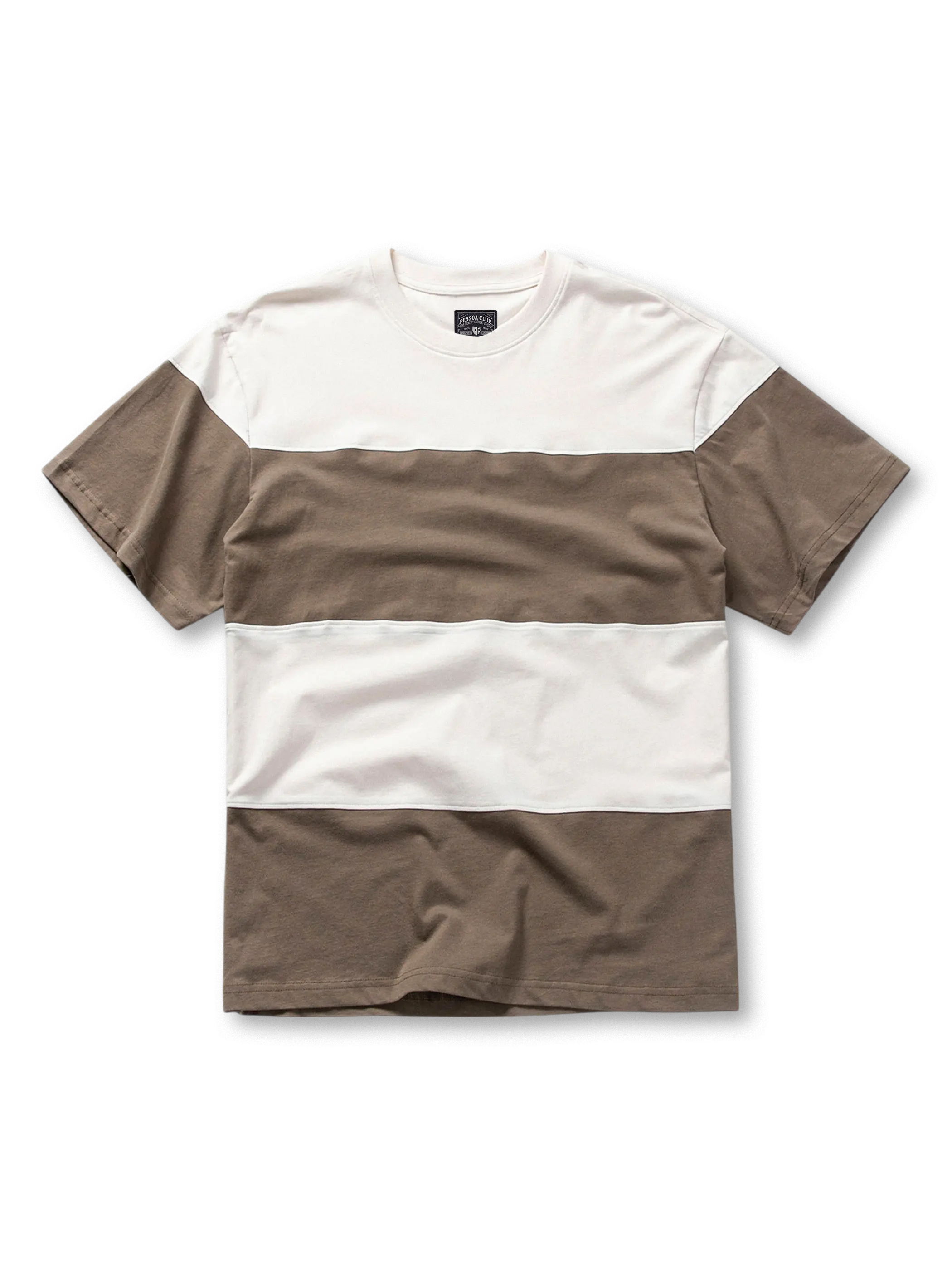 コントラストカラーブロックTシャツの全身ビュー、大胆な色切り替えを強調。