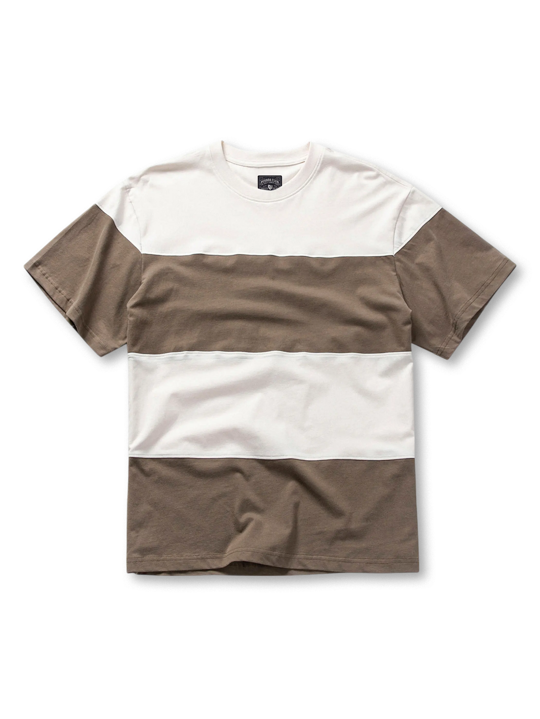 コントラストカラーブロックTシャツの全身ビュー、大胆な色切り替えを強調。