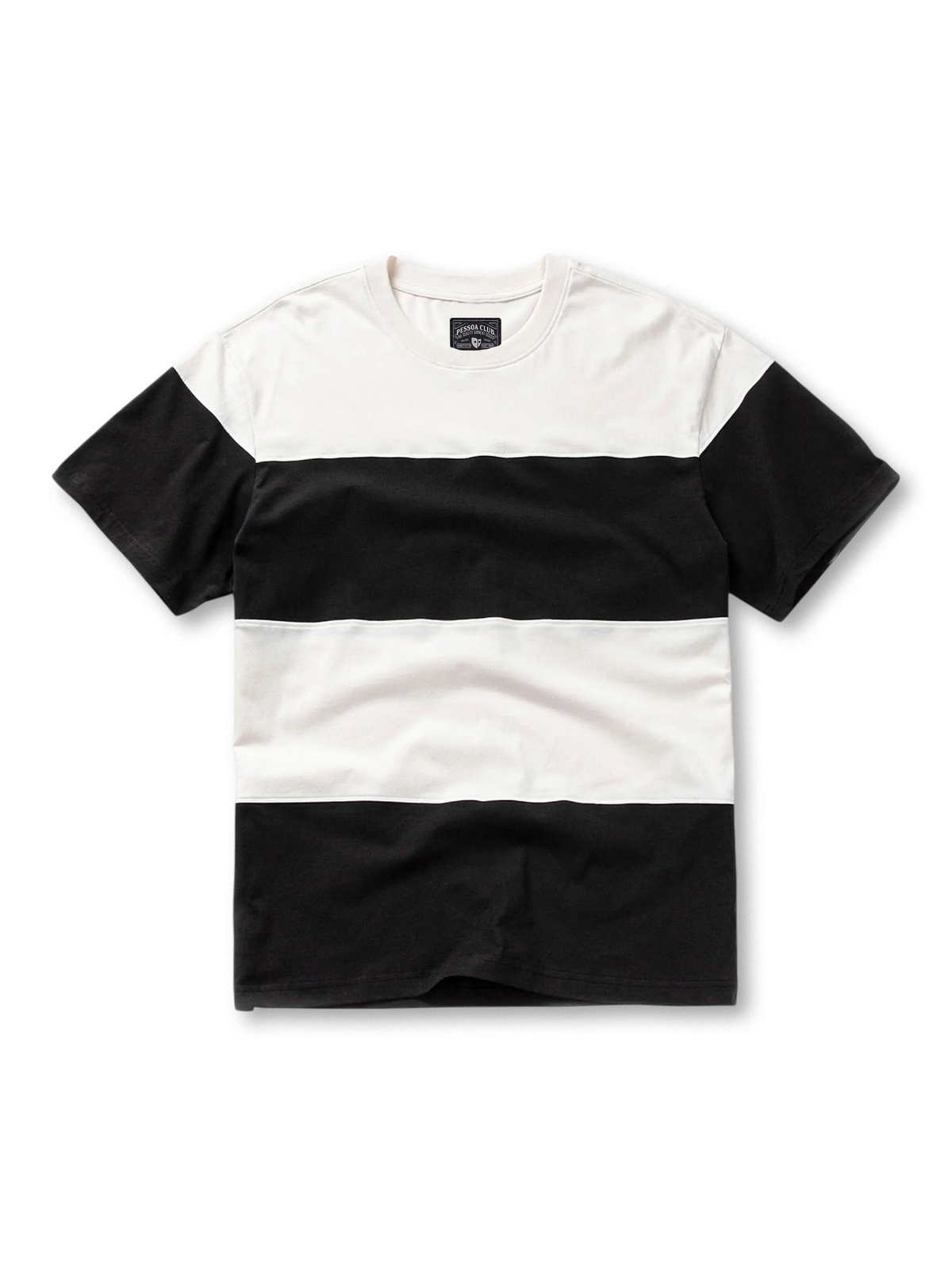 コントラストカラーブロックTシャツの全身ビュー、大胆な色切り替えを強調。