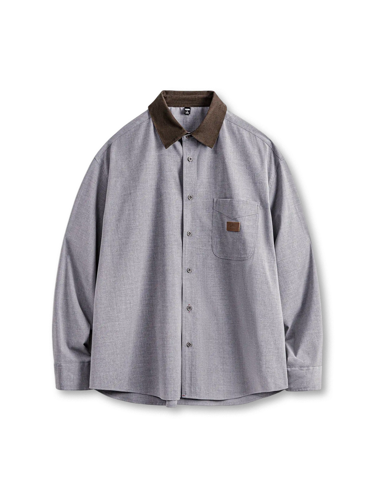 低彩度グレーの長袖シャツ、コーデュロイ切替の襟、左胸ポケットとフロントボタン仕様