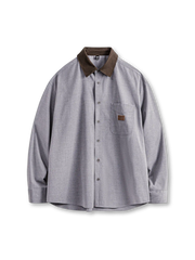 低彩度グレーの長袖シャツ、コーデュロイ切替の襟、左胸ポケットとフロントボタン仕様