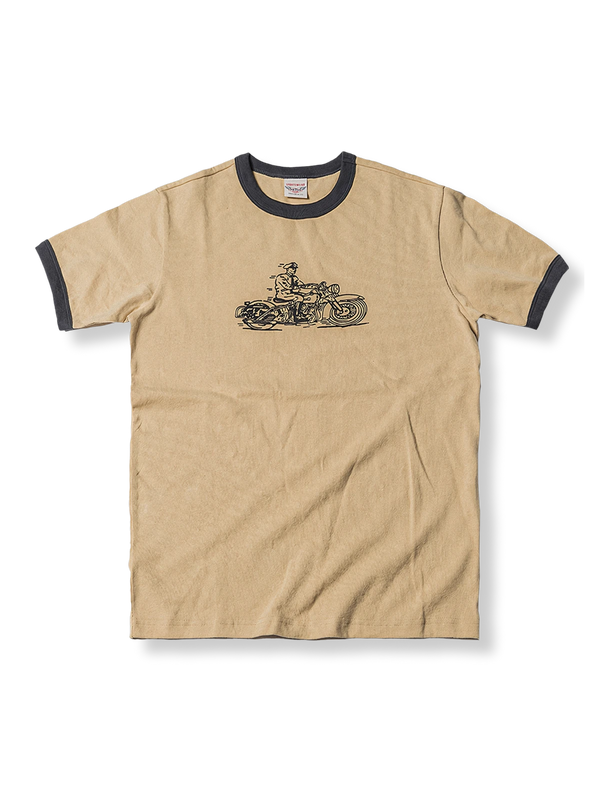 コントラストカラーの襟と袖リブにバイカープリントが施された半袖Tシャツ。