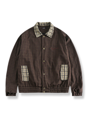 茶色地に黄色の格子柄襟と袖口を配したコントラストカラージャケット。