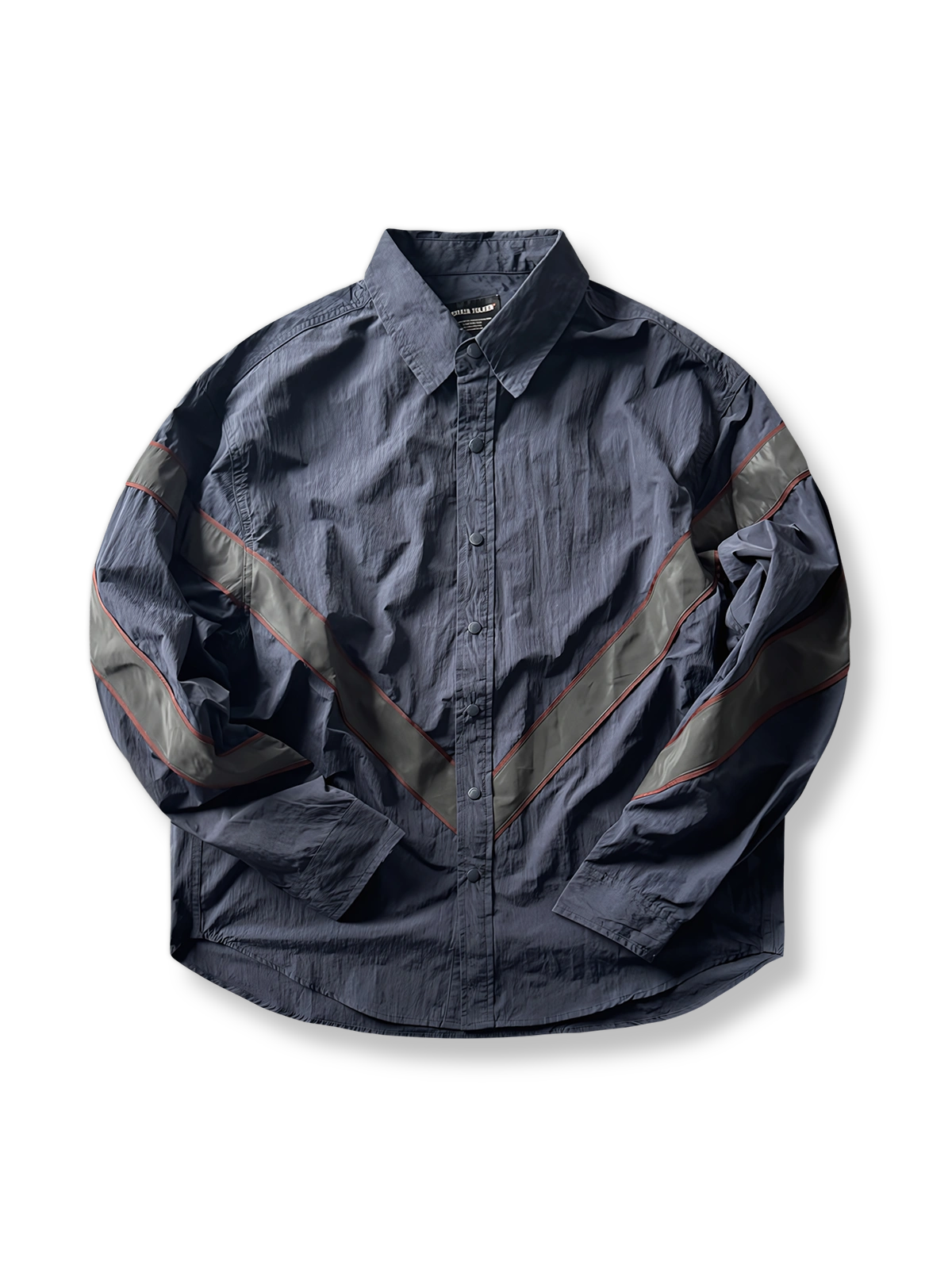 切り替えデザインと赤いラインが映える長袖カジュアルシャツ