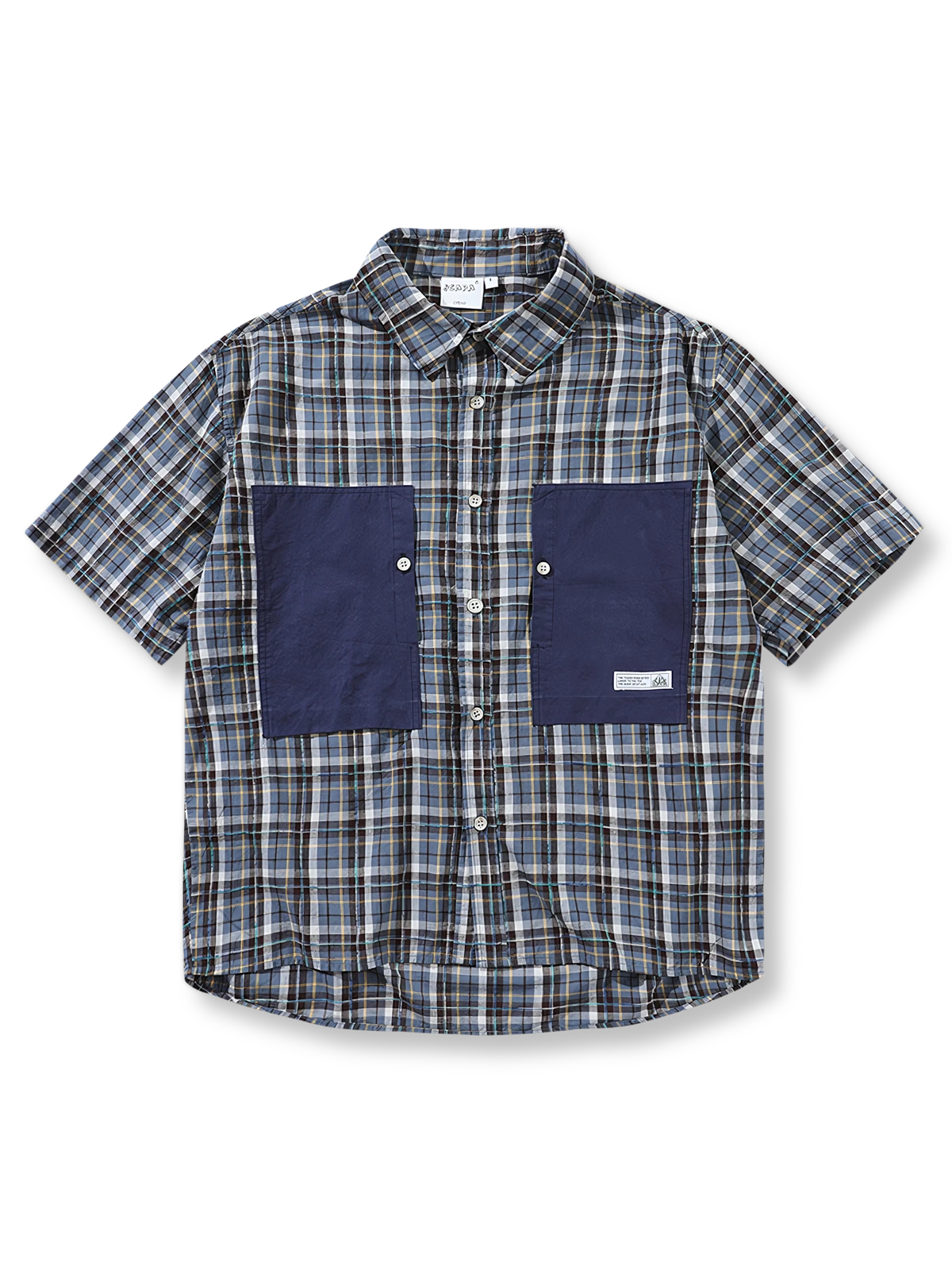 コントラストカラーのポケットが映えるタータンチェック半袖シャツ。