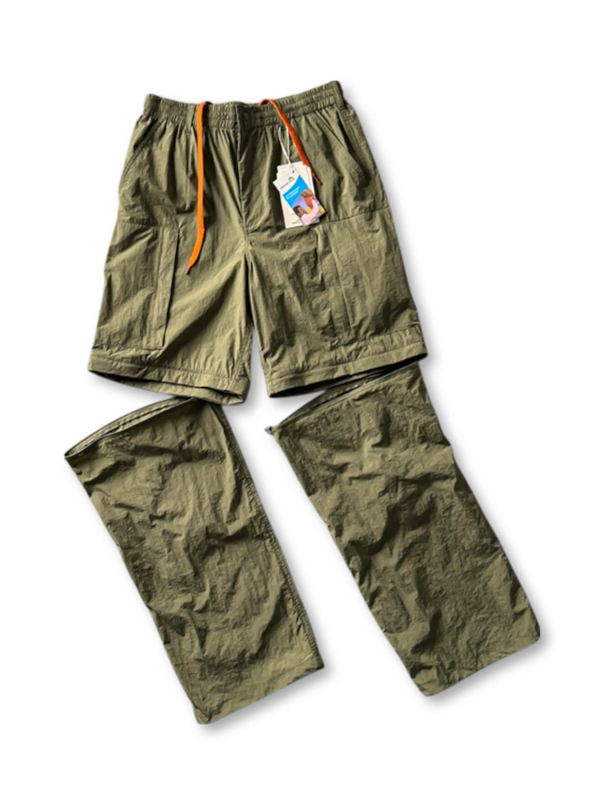 脱着式レッグパネルと大容量ポケットが特徴のコンバーチブルキャンプカーゴショーツ