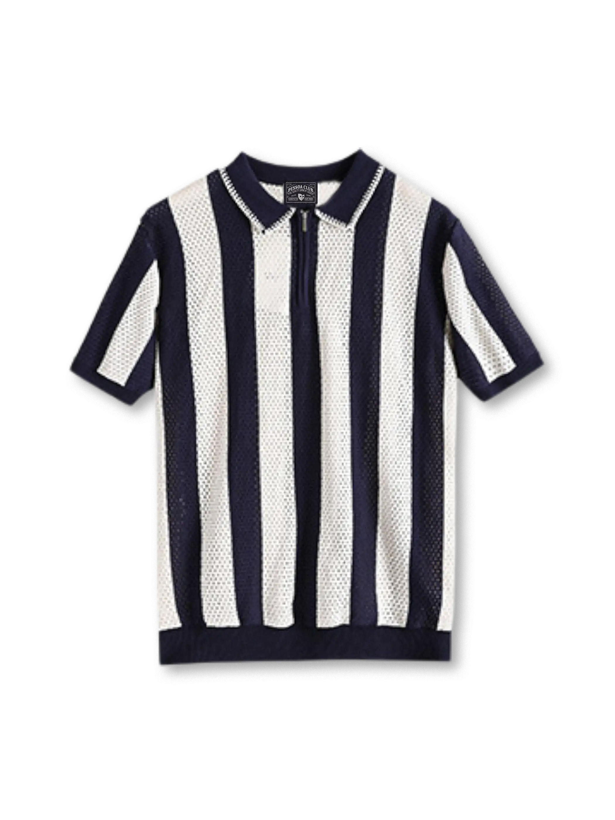 冷感レーヨンニットポロシャツの全身ビュー、アイレット編みとリブ衿ディテールを強調。