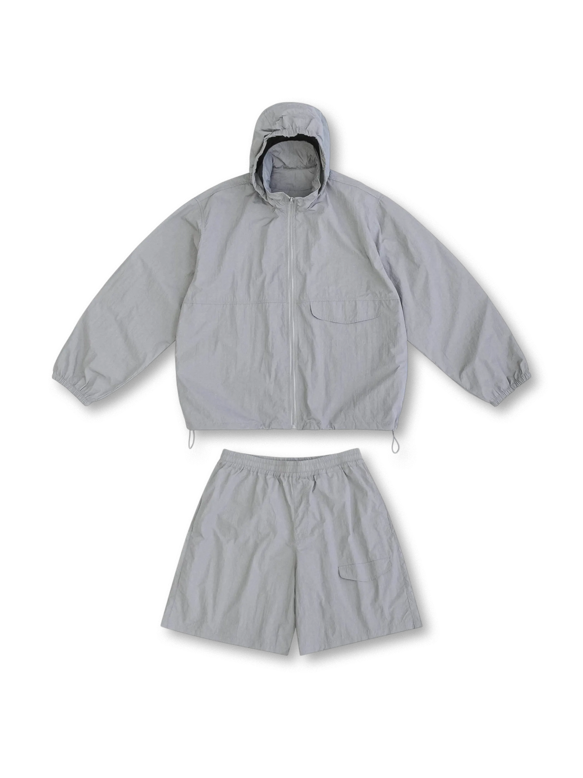 UPF50+防晒機能付きで携帯に便利なパッカブルジャケットとルーズパンツのセットアップ。涼しく快適な着心地。