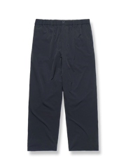 涼感と快適性を備えたナイロン素材のワイドパンツ。