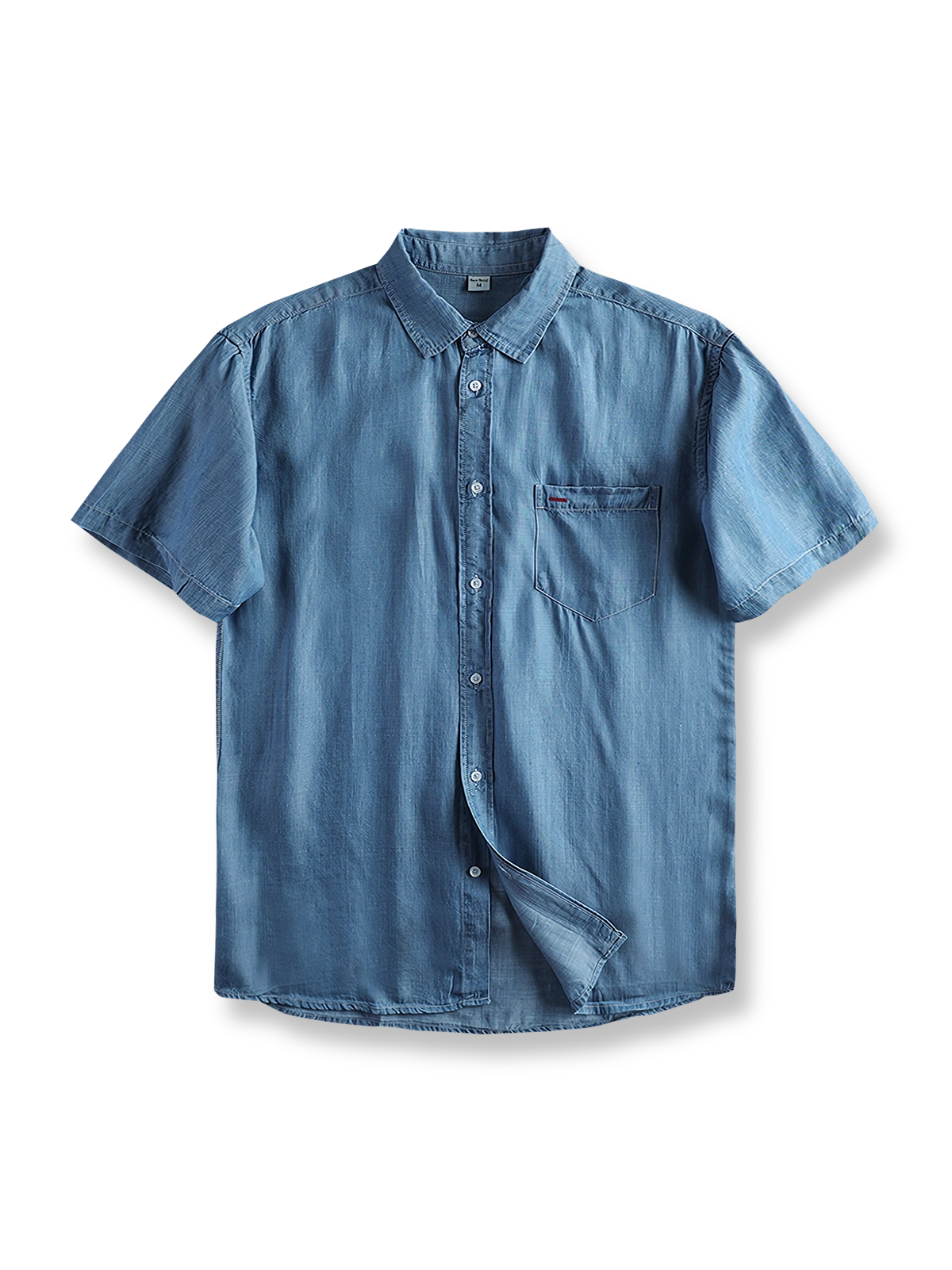 冷感テンセルデニム素材とショートスリーブ、微アーチ型裾が特徴の半袖デニムシャツの全体像。
