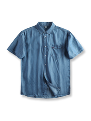 冷感テンセルデニム素材とショートスリーブ、微アーチ型裾が特徴の半袖デニムシャツの全体像。