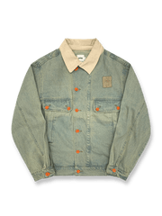 コーデュロイ襟とオレンジボタンが特徴の重ウォッシュ加工デニムジャケットの全体像