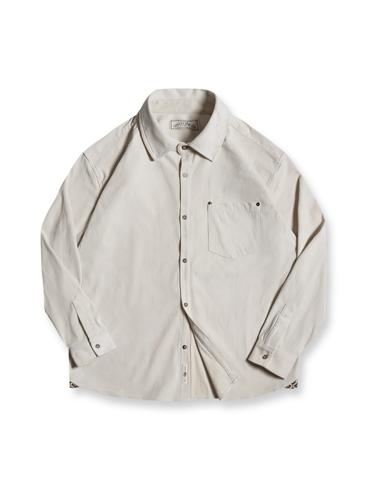 厚手コーデュロイとNAVAJOラベルが特徴の長袖シャツ。
