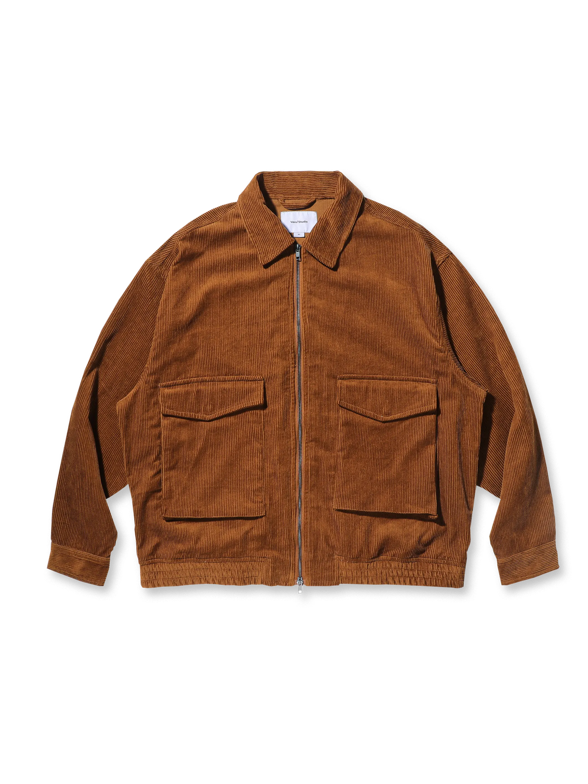 保温性に優れたコーデュロイ素材と多ポケットデザインを特徴とするヴィンテージ風開襟ジャケット。ダブルジッパーで着脱しやすく、カジュアルやアウトドアに最適。